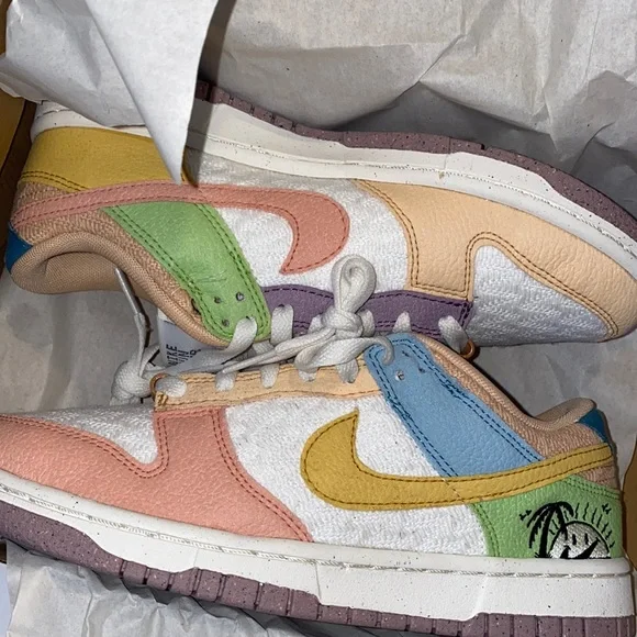 NWT Nike Dunk Low SE Womens 8 kids 6.5